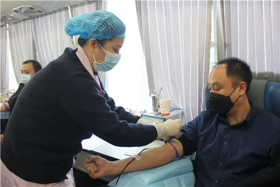 “讓愛暖冬”無償獻(xiàn)血活動走進(jìn)白河縣中廠鎮(zhèn)同心社區(qū)