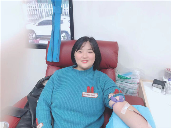 奉獻(xiàn)愛(ài)心 青春無(wú)悔