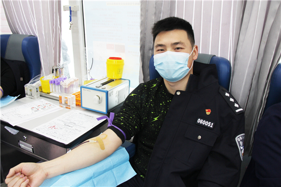 人民警察一心為民，捋袖捐血鐵血柔情——安康市公安局積極開展冬季獻(xiàn)血活動(dòng)