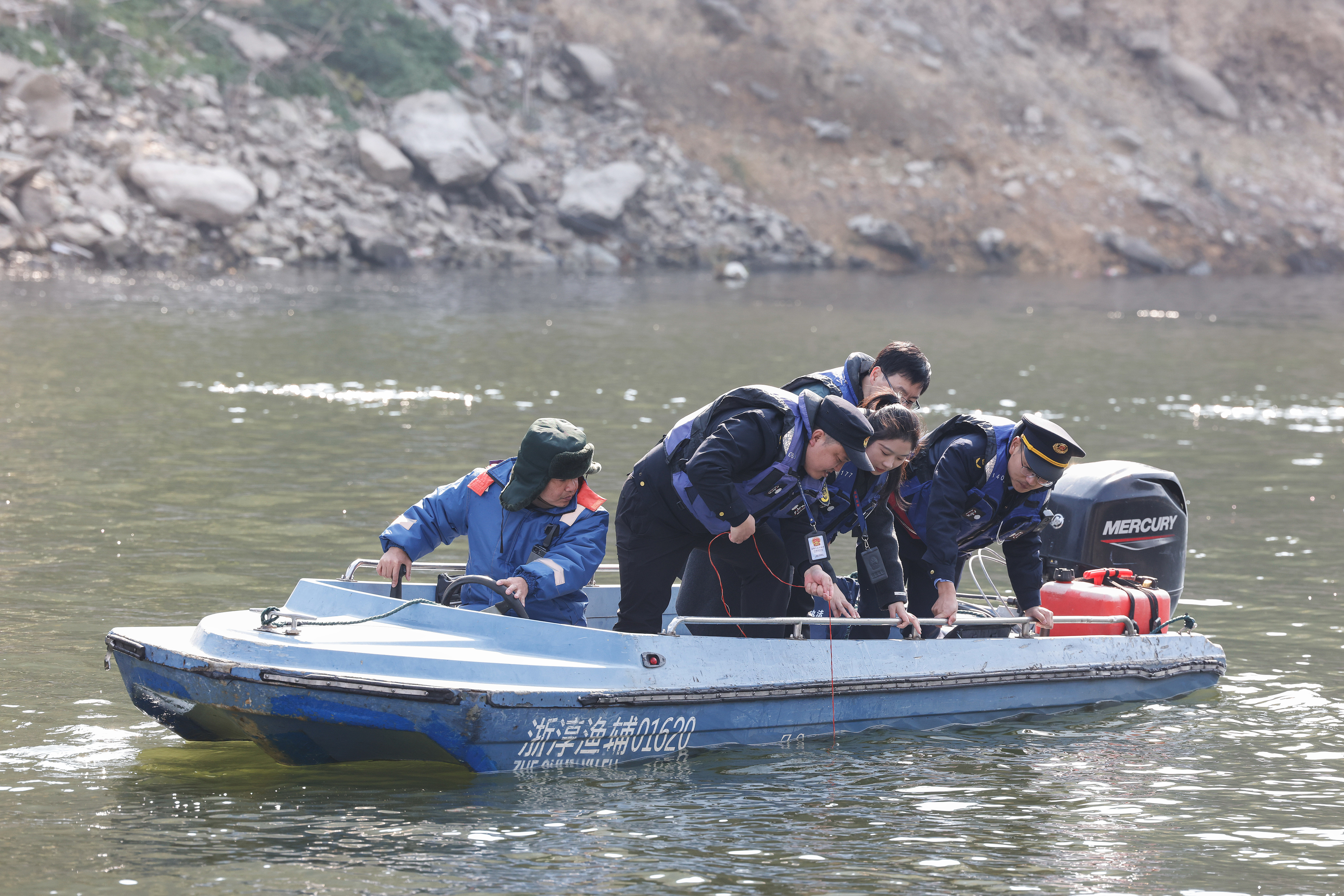 2025年12月4日，浙江杭州淳安縣與安徽黃山歙縣紀(jì)檢監(jiān)察干部及綜合行政執(zhí)法人員對(duì)浙皖交界的新安江鳩坑口水域進(jìn)行常態(tài)化巡河，共同保護(hù)漁業(yè)資源和水域生態(tài)環(huán)境。
