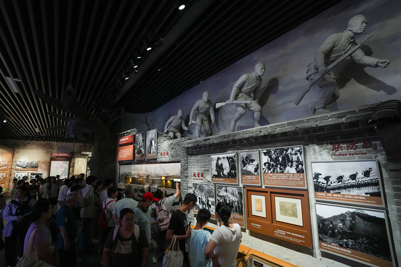 2025年7月8日，參觀者在中國(guó)人民抗日戰(zhàn)爭(zhēng)紀(jì)念館參觀《為了民族解放與世界和平》主題展覽。