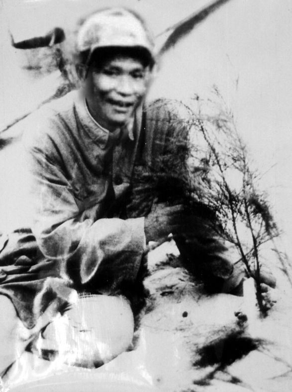 谷文昌與試種成活的木麻黃（資料照片）。