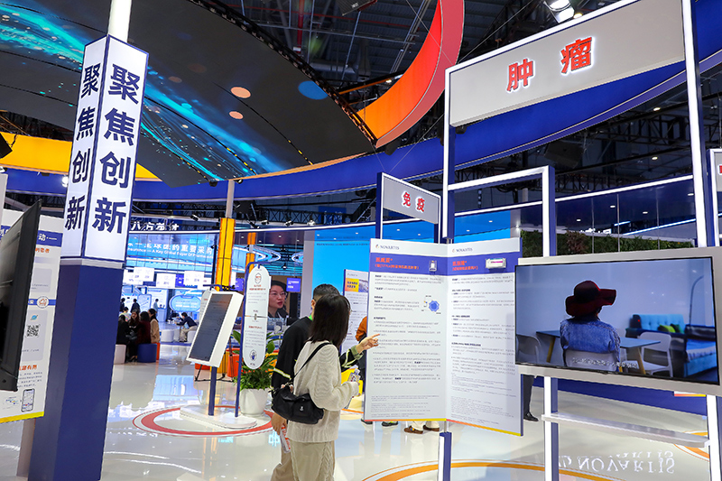 2025年11月9日，上海，第八屆進(jìn)博會（醫(yī)療器械及醫(yī)藥保健展區(qū)）。