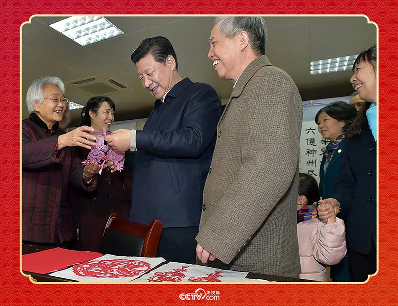 2015年2月15日，習(xí)近平在西安市雁塔區(qū)電子城街道二〇五所社區(qū)服務(wù)中心欣賞社區(qū)居民的剪紙作品。